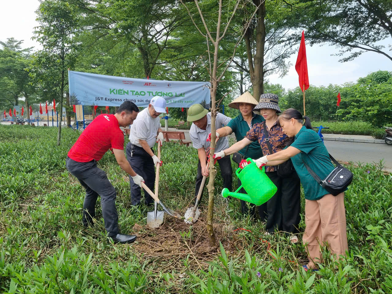 Các đại biểu và đại diện J&T Express tham gia trồng cây trong chương trình “Kiến tạo tương lai”